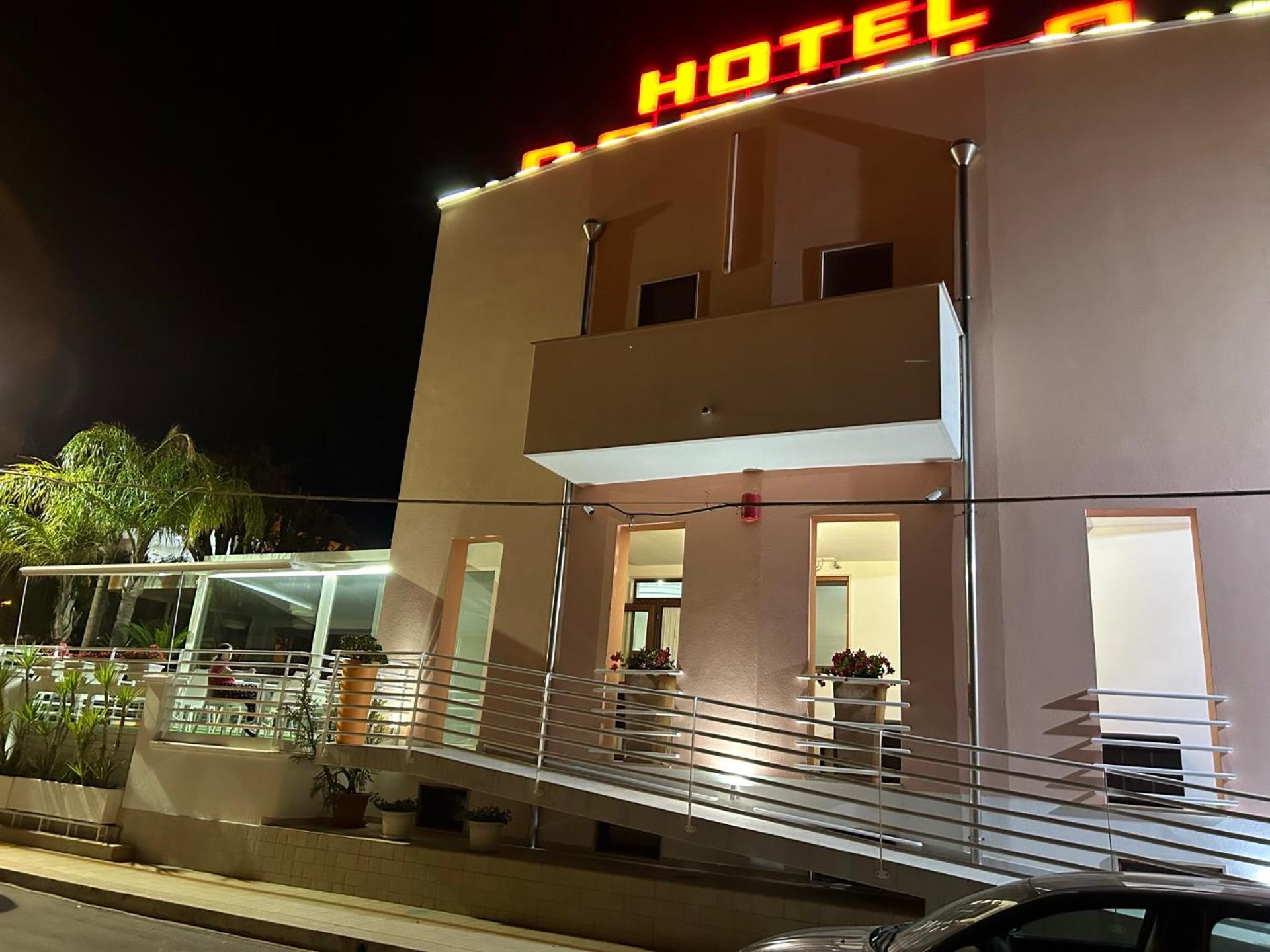 Hotel Corallo Torre Santa Sabina Exteriör bild